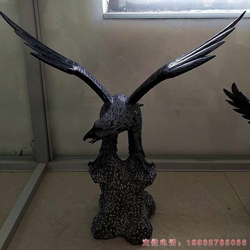 老鹰展翅石雕（1）