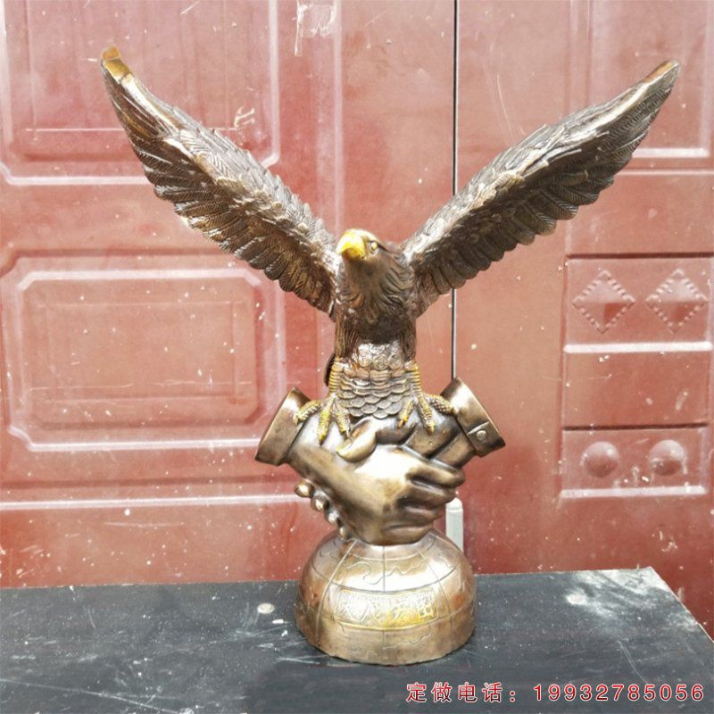 企业老鹰动物铜雕（2）