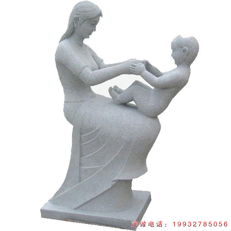 草坪母子人物石雕（2）