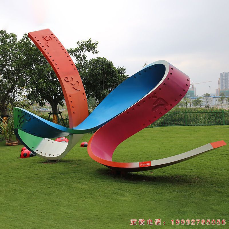 学校不锈钢胶卷景观雕塑（2）
