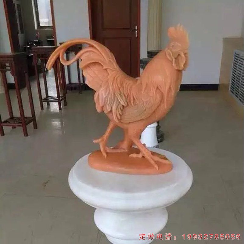 景区晚霞红鸡动物石雕（1）