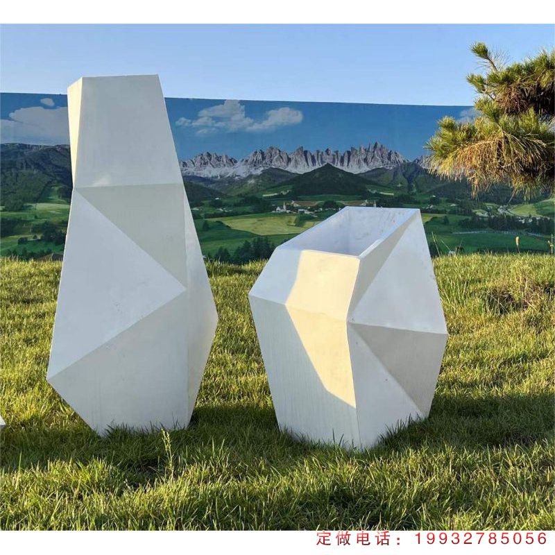草坪不锈钢花瓶景观雕塑（2）